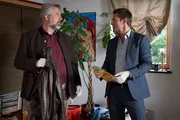 Obwohl man als Gamsbartbinder nicht übermäßig viel verdient, finden die Kommissare Stadler (Dieter Fischer, l.) und Hansen (Igor Jeftic, r.) einen hohen Geldbetrag in der Wohnung des Toten. Obwohl man als Gamsbartbinder nicht übermäßig viel verdient, finden die Kommissare Stadler (Dieter Fischer, l.) und Hansen (Igor Jeftic, r.) einen hohen Geldbetrag in der Wohnung des Toten.