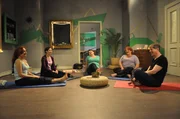 Annalenas erste Yogastunde droht an der mangelnden Ernsthaftigkeit der Teilnehmer zu scheitern. Von links: Gabi Rankl (Manuela Furtner), Annalena Brunner (Heidrun G&auml;rtner), Monika Vogl (Christine Reimer), Gundi Wittmann (Helga Januschkowetz) und Roland Bamberger (Horst Kummeth).