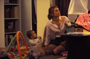 Uschi will Franzis Verdauungsprozess mit nat&uuml;rlichen Mitteln beschleunigen, um ihren Ehering zur&uuml;ckzubekommen. Von links: Baby Franzi (Franzi) und Uschi Kirchleitner (Silke Popp).