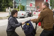 Freddy Eilrich (Oliver Breite, r.) ist sich sicher, dass der Roma-Junge Jal (Robert Alexander Baer, l.) seinen Geldbeutel geklaut hat und versucht, ihn aufzuhalten.