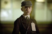 Gwen hat eine Erscheinung von Tom Flanaghan (Christopher Greene), der ganz allein auf dem Bahnhof steht...