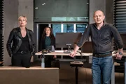 Ina Zimmermann (Melanie Marschke, l.) wird in das Lagezentrum gerufen, um gemeinsam mit Oberstaatsanwältin Dr. Dilan Soray (Idil Üner, M.) und dem Schichtleiter Alexander Bruckmann (Markus Lerch, r.) die Ermittlungen zu leiten. Ina Zimmermann (Melanie Marschke, l.) wird in das Lagezentrum gerufen, um gemeinsam mit Oberstaatsanwältin Dr. Dilan Soray (Idil Üner, M.) und dem Schichtleiter Alexander Bruckmann (Markus Lerch, r.) die Ermittlungen zu leiten.