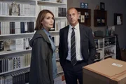 Simon Kessler (Heino Ferch) ist mit Silke Broder (Anja Kling) in der Bibliothek, um zu ermitteln.