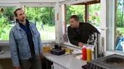Am Neuklostersee ist ein Mann getötet worden. Der Verdacht fällt sofort auf David Jung (Julius Robin Weigel, l.), dessen Imbissbude massive Einbußen durch die neue Foodtruck-Konkurrenz des Toten verkraften musste. Hauptkommissar Lars Pöhlmann (Dominic Boeer, r.) nimmt ihn deshalb genau unter die Lupe. Am Neuklostersee ist ein Mann getötet worden. Der Verdacht fällt sofort auf David Jung (Julius Robin Weigel, l.), dessen Imbissbude massive Einbußen durch die neue Foodtruck-Konkurrenz des Toten verkraften musste. Hauptkommissar Lars Pöhlmann (Dominic Boeer, r.) nimmt ihn deshalb genau unter die Lupe.