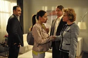 Die verliebte Christa will Mike bei der Abwicklung eines Gesch&auml;ftes behilflich sein. Von links: Mike Preissinger (Harry Blank), Christa (Sabrina White), Herr Samberger (Adnan Erten) und Frau Samberger (Christiane Brammer).