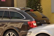 Annalena bemerkt nicht, dass sie beim Ausparken ein Auto streift.