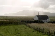 In ihrem Buch „Das dritte Licht“ erzählt die Autorin Claire Keegan von den Schicksalen der Frauen, die im Irland der 80er Jahre versuchten, familiären und religiösen Zwängen zu entkommen. In ihrem Buch „Das dritte Licht“ erzählt die Autorin Claire Keegan von den Schicksalen der Frauen, die im Irland der 80er Jahre versuchten, familiären und religiösen Zwängen zu entkommen.