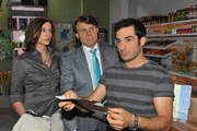 Katrin (Ulrike Frank) und Gerner (Wolfgang Bahro, Mi.) machen Tayfun (Tayfun Baydar) ein Angebot. Katrin (Ulrike Frank) und Gerner (Wolfgang Bahro, Mi.) machen Tayfun (Tayfun Baydar) ein Angebot.