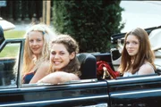 Inken (Diana Amft, l.), Victoria (Felicitas Woll, M.) und Lena (Karoline Herfurth, r.) plagt eine unendliche Qual: Sie wollen endlich wissen, wie sich ein echter Orgasmus anf&uuml;hlt. Doch die Jungen aus ihrer Klasse sind ihnen beim Erfahrungsaustausch keine Hilfe ...