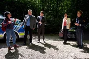 Frau Stockl (Marisa Burger, l.) gibt den überraschten Kommissaren Stadler (Dieter Fischer, 2.v.l.) und Hansen (Igor Jeftic, M.) sowie Pathologin Mai (Sina Wilke, 2.v.r.) und Polizeihauptmeister Mohr (Max Müller, r.) erste Informationen, denn sie kannte den Toten und war bereits am Tatort. Frau Stockl (Marisa Burger, l.) gibt den überraschten Kommissaren Stadler (Dieter Fischer, 2.v.l.) und Hansen (Igor Jeftic, M.) sowie Pathologin Mai (Sina Wilke, 2.v.r.) und Polizeihauptmeister Mohr (Max Müller, r.) erste Informationen, denn sie kannte den Toten und war bereits am Tatort.