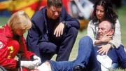Kurt G&auml;rtner (Hakon Hirzenberger, 2.v.r.) hat versehentlich den falschen Mann f&uuml;r den gehalten, der seine Frau &uuml;berfallen hat und Tim (Markus Siebert) beinahe mit einer Axt erschlagen. Dessen Frau Bea (Barbara Redl) konnte jedoch noch rechtzeitig Dr. Thaler (Roswitha Meyer) zur Hilfe rufen...