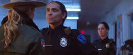 Sheriff Gustafson (Annabelle Wallis, l.) und ihr indigener Kollege Karl Blackhawk (Zahn McClarnon, M.) sind keine Freunde.