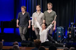 Schauspielerische Wucht in Kombination mit fulminanter Musikalit&auml;t und ungebremster Lust am Skurrilen, das sind die Komponenten, aus denen das neue Ensemble der Lach- und Schie&szlig;gesellschaft gestrickt ist.