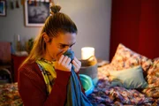 Betty (Henrike Hahn) riecht an einem Kleidungsst&uuml;ck von Dr. Walden, der die Nacht bei ihr verbracht hat.
