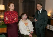 Johanna (Charlott Reschke) und Jonas (Felix van Deventer, M.) versuchen Gerner (Wolfgang Bahro) von ihrem Jugendclub zu überzeugen. Johanna (Charlott Reschke) und Jonas (Felix van Deventer, M.) versuchen Gerner (Wolfgang Bahro) von ihrem Jugendclub zu überzeugen.