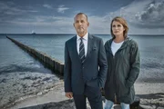 Simon Kessler (Heino Ferch) und Silke Broder (Anja Kling) sind zusammen am Strand.