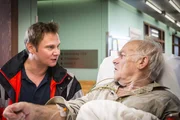 Dr. Haase (Fabian Harloff, l.) erkl&auml;rt Klaus Wielich (Peter Franke, r.), dass er seinen Zusammenbruch durch sein Verhalten selbst verursacht hat.