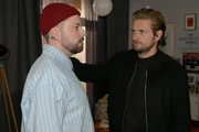 Philip (Jörn Schlönvoigt, r.) schiebt seine Sorgen John (Felix von Jascheroff) zuliebe beiseite. Philip (Jörn Schlönvoigt, r.) schiebt seine Sorgen John (Felix von Jascheroff) zuliebe beiseite.
