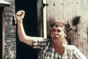 Lina (Maud Hansson) ist außer sich vor Wut. Michel hat einen Stein in den Stall geworfen und sie damit getroffen. Lina (Maud Hansson) ist außer sich vor Wut. Michel hat einen Stein in den Stall geworfen und sie damit getroffen.