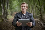 Um sich im Wald zu orientieren, vertraut Overbeck (Roland Jankowsky) voll auf die Ansagen seines Navigationsger&auml;tes.