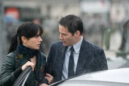 Helen Benson (Jennifer Connelly, l.); Klaatu (Keanu Reeves, r.)