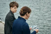 Sven Christensen (Nick J. Schuck) wartet auf seine Mutter. Rieke Lehwald (Ulrike C. Tscharre) sitzt neben ihm. Sven Christensen (Nick J. Schuck) wartet auf seine Mutter. Rieke Lehwald (Ulrike C. Tscharre) sitzt neben ihm.