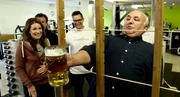 Albert Schmidt (rechts mit Bier) tritt gegen drei starke Männer an. Links: Claudia Pupeter. Albert Schmidt (rechts mit Bier) tritt gegen drei starke Männer an. Links: Claudia Pupeter.