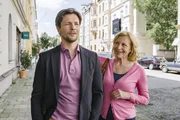 Jella (Maren Kroymann) gibt dem Freund ihrer Tochter (Bert Tischendorf) geheime Liebestipps.