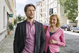 Jella (Maren Kroymann) gibt dem Freund ihrer Tochter (Bert Tischendorf) geheime Liebestipps.