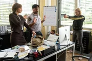 Tamara Meurer (Anja Pahl, r.) ist in der Bank angekommen. Jemand hat den &Uuml;berfall-Alarm ausgel&ouml;st. Dort angekommen findet sie Tina Zeiler (Doreen Fietz, l.), die den Mitarbeiter des Sicherheitsdienstes, Torsten Ott (Richard Manualpillai), als Geisel nimmt.