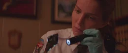 Sheriff Gustafson (Annabelle Wallis) findet auf der Mordwaffe eine Spur.