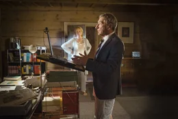Jella (Maren Kroymann) versucht vergeblich, mit Klaus (Rudolf Kowalski) zu reden.