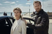 Maria Haller (Leslie Malton) wird vom Polizeibeamten Volker Brecht (Tom Radisch) abgeführt. Maria Haller (Leslie Malton) wird vom Polizeibeamten Volker Brecht (Tom Radisch) abgeführt.