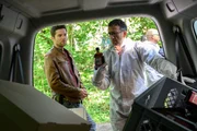 Jan Arnaud (Mike Zaka Sommerfeldt, r.) zeigt Jo Stoll (Peter Ketnath, l.) das Auto des Opfers und dessen "Inhalt": viele Flaschen eines "Verj&uuml;ngungssaftes".