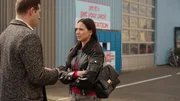 Deniz (Igor Dolgatschew) gibt Charlottes "Charlies" (Shaolyn Fernandez) Vorschlag nur zögerlich nach. Deniz (Igor Dolgatschew) gibt Charlottes "Charlies" (Shaolyn Fernandez) Vorschlag nur zögerlich nach.