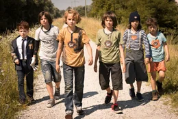 v.l.n.r.: Matze (Mikke Emil Rasch), Finn (Bennet Meyer), Leo (Michael Sommerer), Elias (Aaron Kissiov), Oskar (Ron Antony Renzenbrink), Joshua (Vico M&uuml;cke).