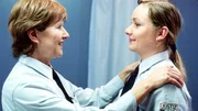 Adler (Jutta Loerding, li.) gratuliert Daniela (Corinna A. Horn) zu ihrem mutigen Outing vor den Insassinnen.