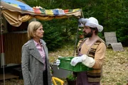 Martina Seiffert (Astrid M. Fünderich) befragt Bernhard Berni Lindau (Daniel Christensen) über das Leben in der Bienenstock-Kommune. Martina Seiffert (Astrid M. Fünderich) befragt Bernhard Berni Lindau (Daniel Christensen) über das Leben in der Bienenstock-Kommune.