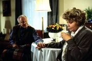 10. Onkel Albert (Rolf Castell) und Tante Mathilde (Andrea Brix) versuchen, sich gegenseitig zu tr&ouml;sten.
