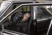 Drummer Nicky Harding (Michael Angelis), in einem Pool im eigenen Cadillac ertrunken. Hat da jemand nachgeholfen?