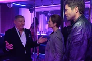 Die Fingerabdr&uuml;cke eines alten Bekannten sind am Tatort aufgetaucht. Daraufhin statten Selma Kirsch (Yve Burbach, M.) und Jo Stoll (Peter Ketnath, r.) Klaus B&uuml;hler (Claude-Oliver Rudolph, l.) einen Besuch in seiner Bar ab.