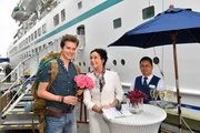 Eric Sommer (Lucas Bauer, l.) lässt sich einiges einfallen, um Hanna Liebhold (Barbara Wussow, m.) davon zu überzeugen, ihn mit an Bord zu lassen... Eric Sommer (Lucas Bauer, l.) lässt sich einiges einfallen, um Hanna Liebhold (Barbara Wussow, m.) davon zu überzeugen, ihn mit an Bord zu lassen...