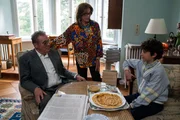Dr. Bernhard Lindner (Hanns Zischler, l.) und Birgit von Tal (Tina Engel) versuchen zu Alex (Talin Bartholom&auml;us, r.) vorzudringen, der seit dem Tod seiner Schwester nicht mehr spricht.