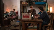 Yossi (Daniel Radcliffe, r.) erz&auml;hlt den beiden befreundeten Backpackern Kevin (Alex Russell, l.) und Marcus (Joel Jackson, M.) von dem Angebot einer privaten Dschungelexpedition.