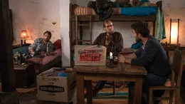Yossi (Daniel Radcliffe, r.) erz&auml;hlt den beiden befreundeten Backpackern Kevin (Alex Russell, l.) und Marcus (Joel Jackson, M.) von dem Angebot einer privaten Dschungelexpedition.