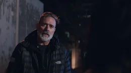 James (Jeffrey Dean Morgan) sorgt sich um Tochter Becky, weil sie sich, nach dem Tod ihres Mannes bei einem Kletterunfall, gehen l&auml;sst.