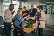 Christine Gebhard (Sidonie von Krosigk, r.) versorgt das SOKO-Team mit Macarons. Franz Ainfachnur (Christofer v. Beau, l.), Resi Schwaiger (Mersiha Husagic, 2.v.l.), Dominik Morgenstern (Joscha Kiefer, M.) und Arthur Bauer (Gerd Silberbauer, 2.v.r.) probieren gern. Christine Gebhard (Sidonie von Krosigk, r.) versorgt das SOKO-Team mit Macarons. Franz Ainfachnur (Christofer v. Beau, l.), Resi Schwaiger (Mersiha Husagic, 2.v.l.), Dominik Morgenstern (Joscha Kiefer, M.) und Arthur Bauer (Gerd Silberbauer, 2.v.r.) probieren gern.