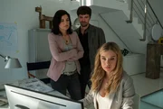 Mina (Jasmin Tabatabai, l.) und Alex (Aleksandar Radenkovic) versuchen herauszufinden, ob Ira Meyerhöfers (Anna Herrmann, r.) Ehrgeiz groß genug ist, um ihre Kollegin beiseitezuschaffen. Mina (Jasmin Tabatabai, l.) und Alex (Aleksandar Radenkovic) versuchen herauszufinden, ob Ira Meyerhöfers (Anna Herrmann, r.) Ehrgeiz groß genug ist, um ihre Kollegin beiseitezuschaffen.
