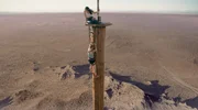 Gesichert durch Becky (Grace Caroline Currey, oben) versucht Hunter (Virgina Gardner, unten), ihren Rucksack wieder zu beschaffen, der auf die Satellitensch&uuml;sseln des Towers gefallen ist.