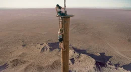 Gesichert durch Becky (Grace Caroline Currey, oben) versucht Hunter (Virgina Gardner, unten), ihren Rucksack wieder zu beschaffen, der auf die Satellitensch&uuml;sseln des Towers gefallen ist.